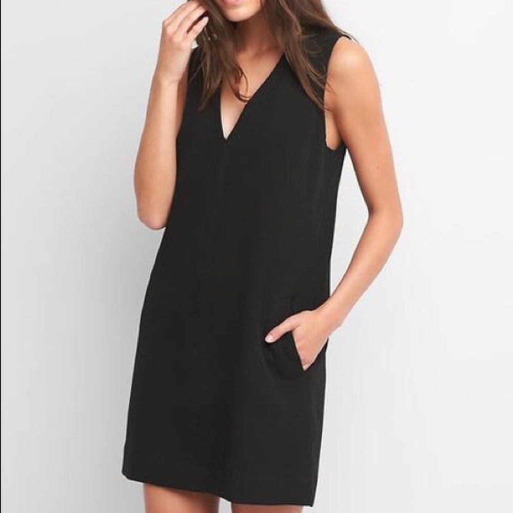 Women’s sleeveless V-neck shift dress true black